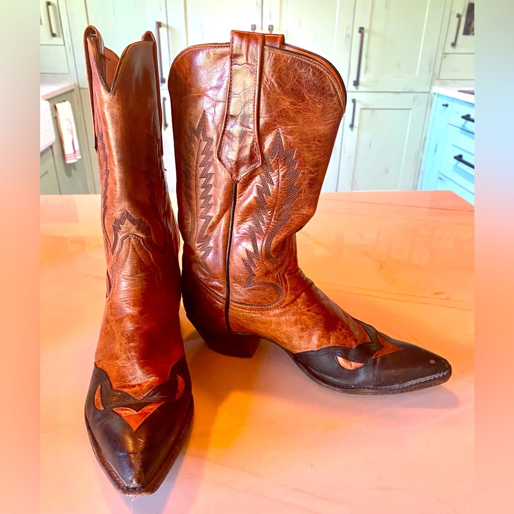 LARRY MAHAN Stunning leather cowboy boots.  Size 7.5 M, but run like an 8 N.